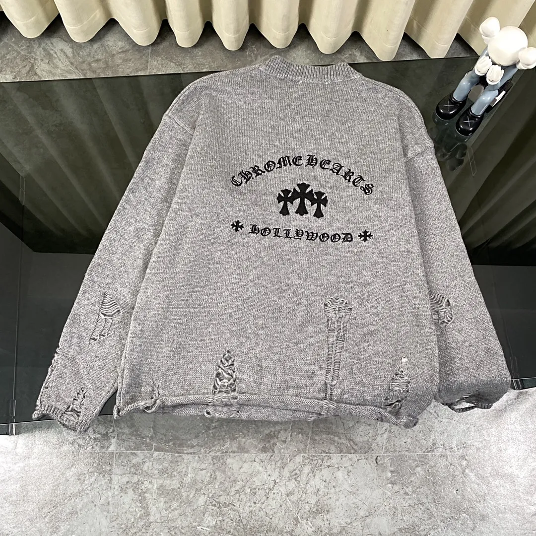 P230 High-quality Chrome Hearts CH Chrome Hearts patchwork cross hole knitted sweater pullover. The popular style is the same for men and women. It is matched with black and white. It looks good in real life. The upper body is good-looking. It looks good in daily wear. It is even more photogenic. It’s hard not to buy it. Buy it for me!!! Believe me, no one can refuse such a long Chrome Hearts jacket. The version has been expanded based on the old version. The upper body is loose and stylish, and the hem is expanded to a casual design. Fat people look extremely slim, thin people have limited height and high-end. Ten thousand yuan ZP printing, 1:1 perfect restoration, looks good when worn alone or stacked, can be easily controlled by both men and women. If you care more about quality, you must also respect the price. It is completely different from the thin see-through bottoms and junk products on the market that pill when worn. If the style makes you shine at a glance, then quality is what you should pay more attention to. Compared with price, we focus on quality. Customers who have received my products all know it. ️️️ Sweaters on the market are generally made of bract core yarn. We use modal. The advantages over core-spun yarn are very intuitive: high cost, high price, high density, relatively expensive for developers, and let us make a lot less money. In addition, it is delicate, has no scum on the upper body, resists pilling, and is high-end. We are conscientious sellers and do not use core-spun yarn. Apart from being cheap, core-spun yarn is really useless. It shrinks, pills, hooks, and makes people pierced. He is proficient in everything. It is 2024. Who doesn’t want to look decent when they go out? Quality determines the upper body effect. No matter how bad the quality, the best style is still the temperament of the urban-rural fringe. We only do long-term business. Quality determines character. Take it back and wear it with confidence and wash it. The quality of the pattern will definitely make your eyes shine. We only make the right version of high quality. We make high-end hard goods. Reject junk goods and reject fast food. Conscientious quality and conscientious price. You deserve it!  Color: Black White Gray Red Size: S M L